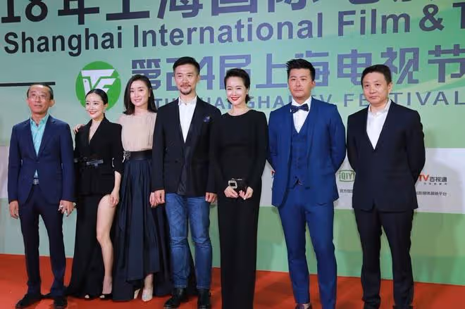 40+女明星風情迥然不同,吳越遇上左小青,一個清冷一個熱情