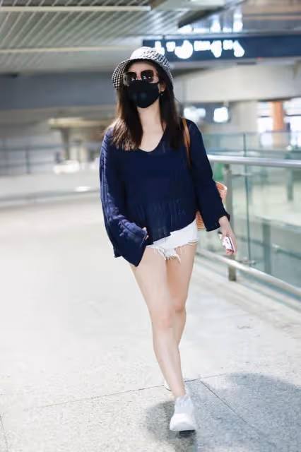 陳妍希真是辣媽穿搭的模板,寬鬆上衣搭超短褲,大腿有肉也不醜