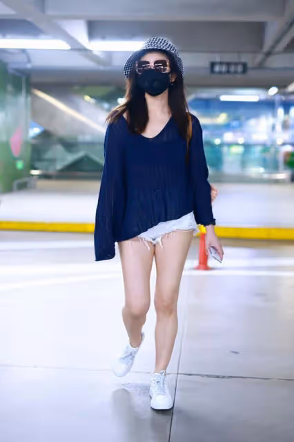 陳妍希真是辣媽穿搭的模板,寬鬆上衣搭超短褲,大腿有肉也不醜