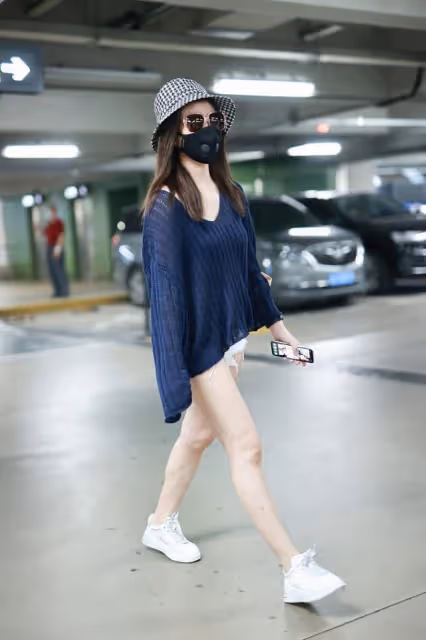 陳妍希真是辣媽穿搭的模板,寬鬆上衣搭超短褲,大腿有肉也不醜