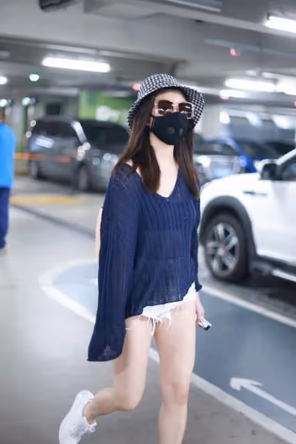 陳妍希真是辣媽穿搭的模板,寬鬆上衣搭超短褲,大腿有肉也不醜
