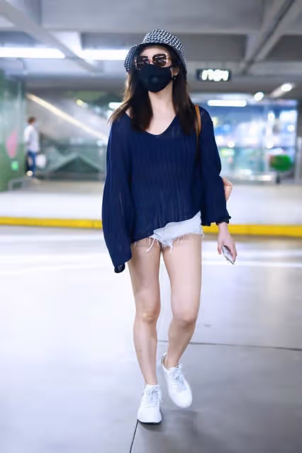 陳妍希真是辣媽穿搭的模板,寬鬆上衣搭超短褲,大腿有肉也不醜