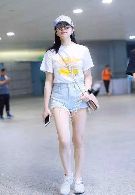 陳妍希真是辣媽穿搭的模板,寬鬆上衣搭超短褲,大腿有肉也不醜