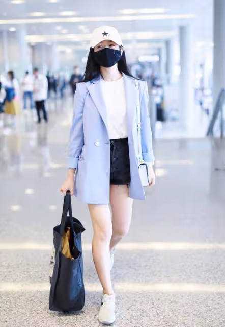 陳妍希真是辣媽穿搭的模板,寬鬆上衣搭超短褲,大腿有肉也不醜