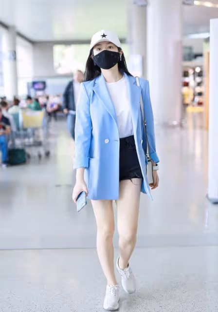 陳妍希真是辣媽穿搭的模板,寬鬆上衣搭超短褲,大腿有肉也不醜