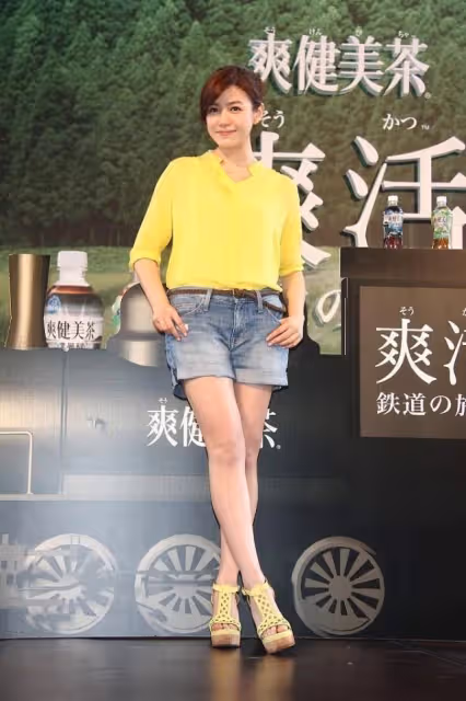 陳妍希真是辣媽穿搭的模板,寬鬆上衣搭超短褲,大腿有肉也不醜