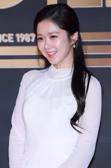 張娜拉滿臉「水光感」,嬌小身材穿一身白,氣質清純像小姑娘