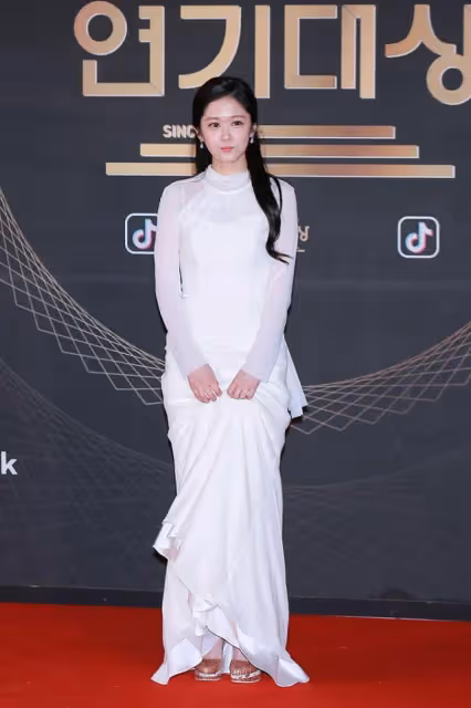 張娜拉滿臉「水光感」,嬌小身材穿一身白,氣質清純像小姑娘