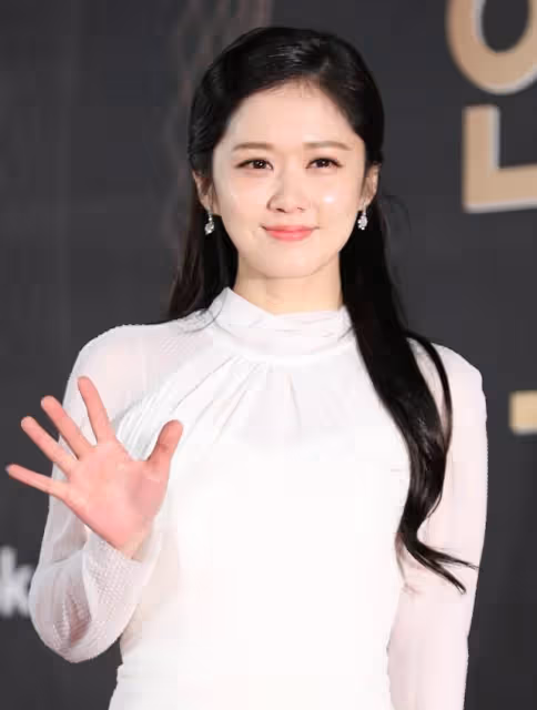 張娜拉滿臉「水光感」,嬌小身材穿一身白,氣質清純像小姑娘