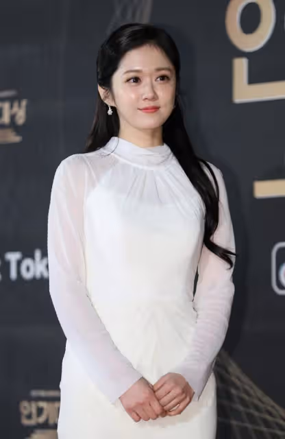 張娜拉滿臉「水光感」,嬌小身材穿一身白,氣質清純像小姑娘