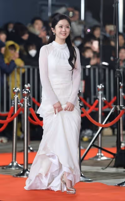 張娜拉滿臉「水光感」,嬌小身材穿一身白,氣質清純像小姑娘