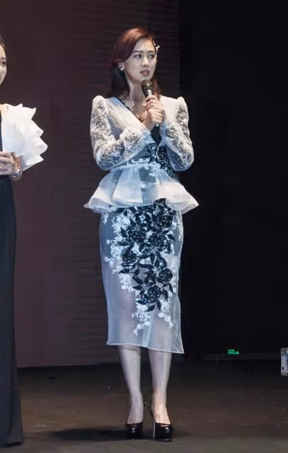 翁虹T台上膽子真大,黑內搭配「散熱」薄紗,好身材隱約看得見