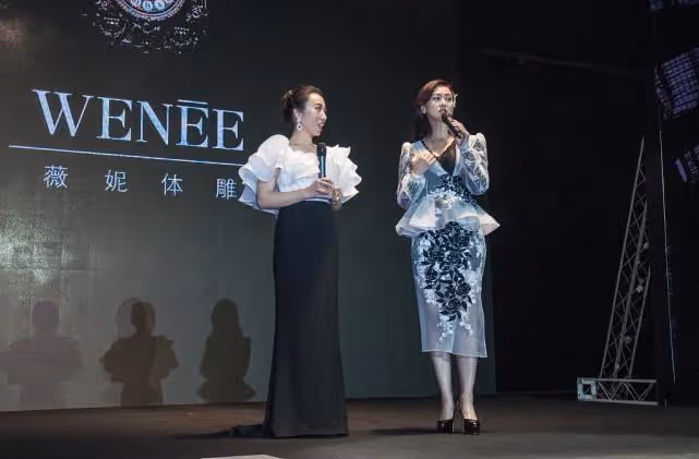 翁虹T台上膽子真大,黑內搭配「散熱」薄紗,好身材隱約看得見