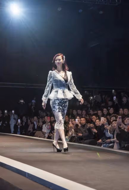 翁虹T台上膽子真大,黑內搭配「散熱」薄紗,好身材隱約看得見
