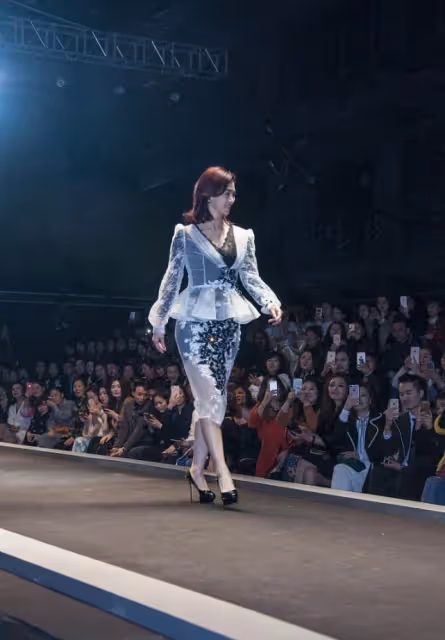 翁虹T台上膽子真大,黑內搭配「散熱」薄紗,好身材隱約看得見