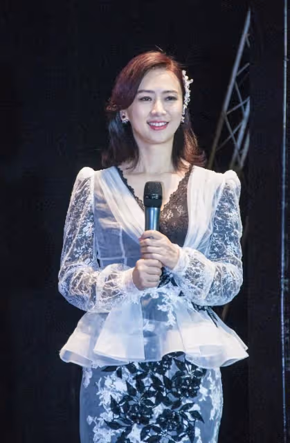 翁虹T台上膽子真大,黑內搭配「散熱」薄紗,好身材隱約看得見