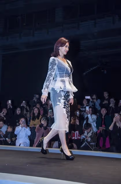 翁虹T台上膽子真大,黑內搭配「散熱」薄紗,好身材隱約看得見