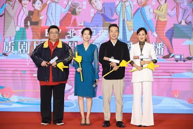 牛莉遇見劉敏濤,同是40+成熟女性,一個帥一個美,氣質差別明顯