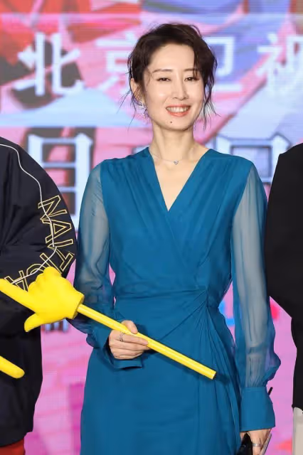 牛莉遇見劉敏濤,同是40+成熟女性,一個帥一個美,氣質差別明顯