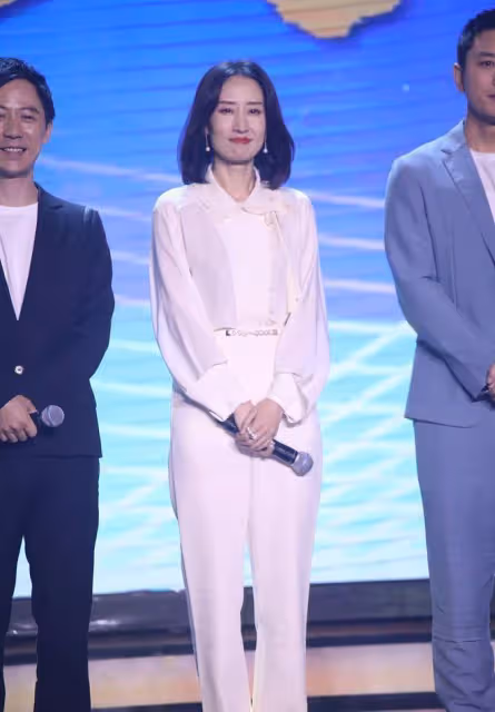 牛莉遇見劉敏濤,同是40+成熟女性,一個帥一個美,氣質差別明顯