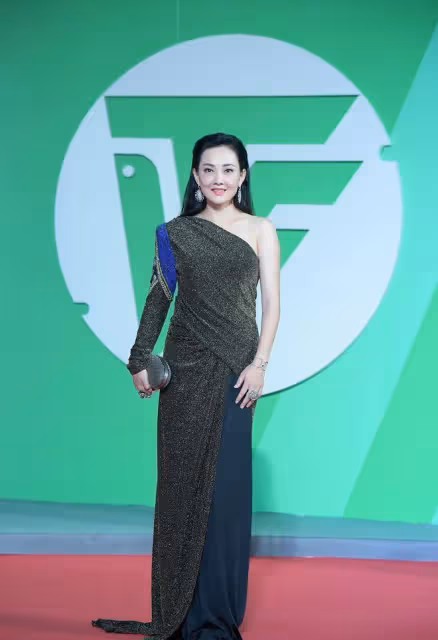 牛莉遇見劉敏濤,同是40+成熟女性,一個帥一個美,氣質差別明顯