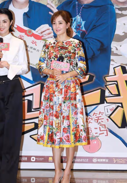 牛莉遇見劉敏濤,同是40+成熟女性,一個帥一個美,氣質差別明顯