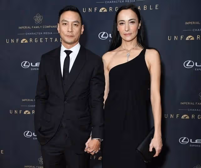 吳彥祖的美籍老婆給他長臉,穿裙子秀美背,側身時曲線更立體了
