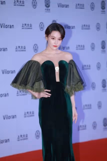 張馨予長得白穿衣自由,時髦禮服領子「開到胃」,白嫩肌膚真加分