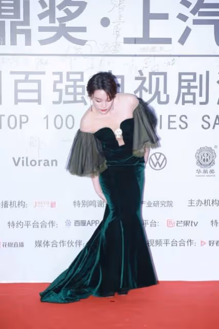 張馨予長得白穿衣自由,時髦禮服領子「開到胃」,白嫩肌膚真加分