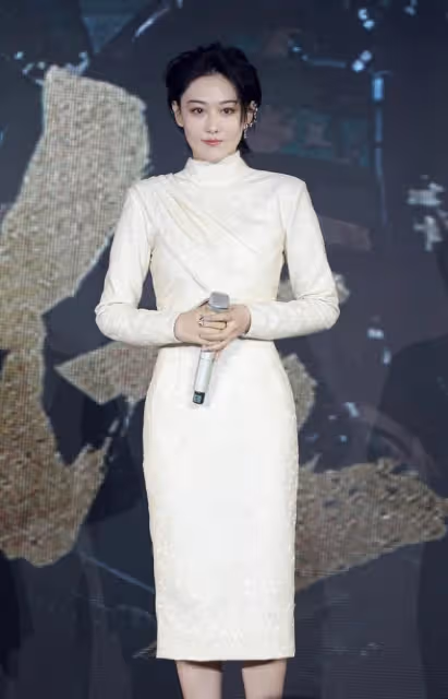 張馨予長得白穿衣自由,時髦禮服領子「開到胃」,白嫩肌膚真加分