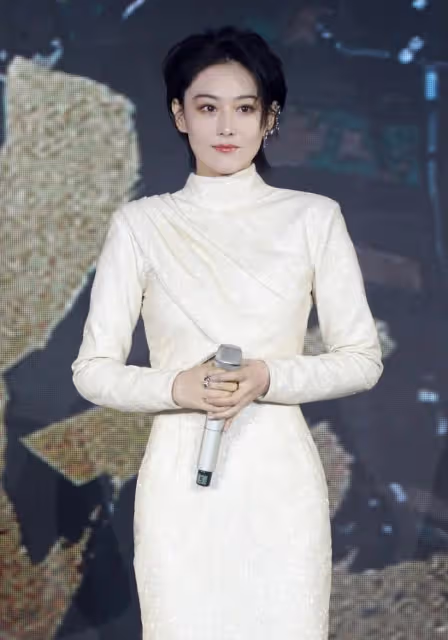 張馨予長得白穿衣自由,時髦禮服領子「開到胃」,白嫩肌膚真加分