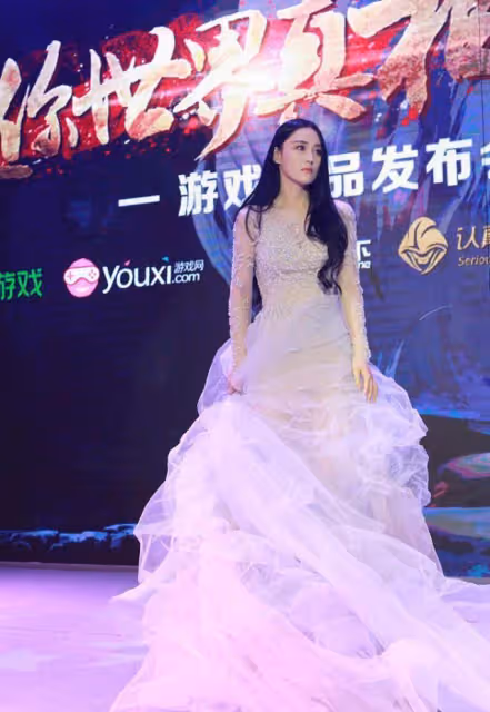 張馨予長得白穿衣自由,時髦禮服領子「開到胃」,白嫩肌膚真加分