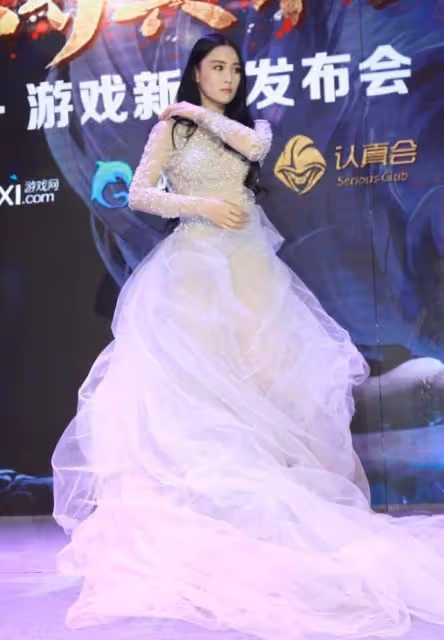 張馨予長得白穿衣自由,時髦禮服領子「開到胃」,白嫩肌膚真加分
