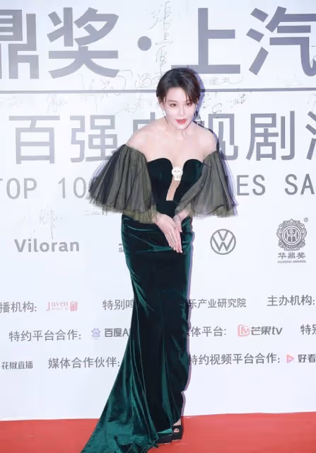 張馨予長得白穿衣自由,時髦禮服領子「開到胃」,白嫩肌膚真加分