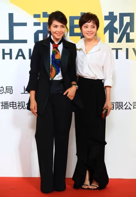 劉濤穿襯衫扮酷耍帥,遇到小4歲孫儷,一身黑白裝扮真有CP感