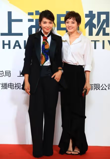 劉濤穿襯衫扮酷耍帥,遇到小4歲孫儷,一身黑白裝扮真有CP感