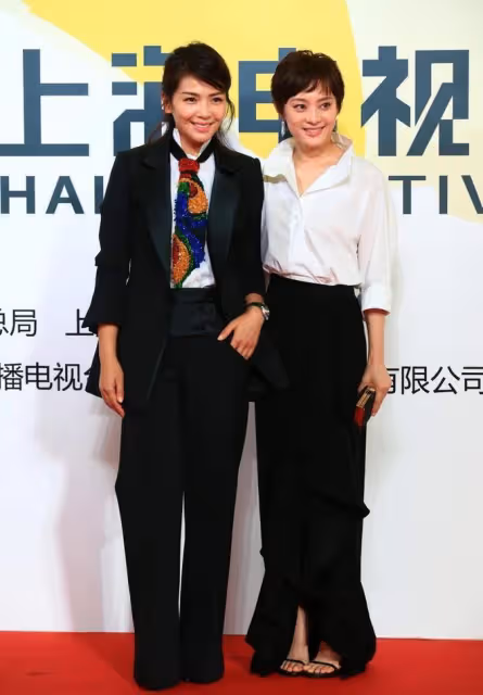 劉濤穿襯衫扮酷耍帥,遇到小4歲孫儷,一身黑白裝扮真有CP感