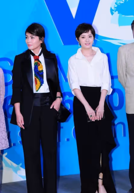 劉濤穿襯衫扮酷耍帥,遇到小4歲孫儷,一身黑白裝扮真有CP感