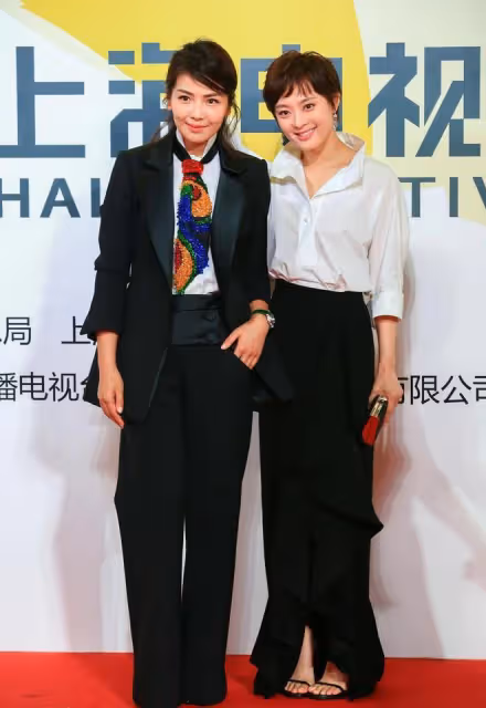 劉濤穿襯衫扮酷耍帥,遇到小4歲孫儷,一身黑白裝扮真有CP感
