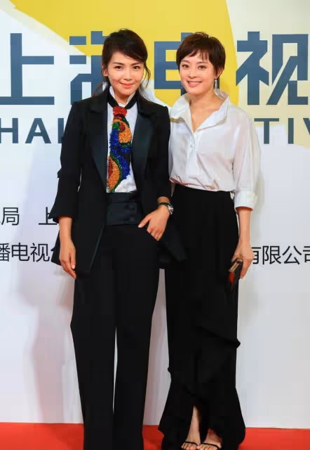 劉濤穿襯衫扮酷耍帥,遇到小4歲孫儷,一身黑白裝扮真有CP感