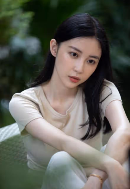 潘瑋柏妻子真不像素人,短針織背心配短褲秀腰腹,女團身材挺迷人