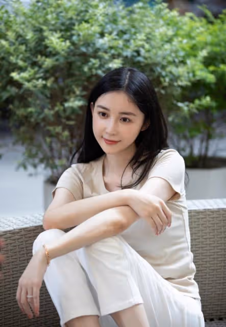 潘瑋柏妻子真不像素人,短針織背心配短褲秀腰腹,女團身材挺迷人