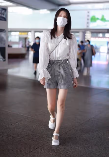 喬欣真沒有富家女的感覺,襯衫配條紋短褲,腰身好像一把就能掐住