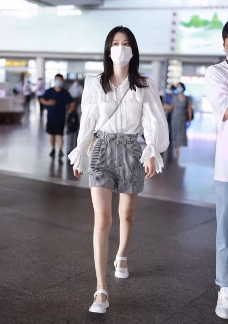 喬欣真沒有富家女的感覺,襯衫配條紋短褲,腰身好像一把就能掐住