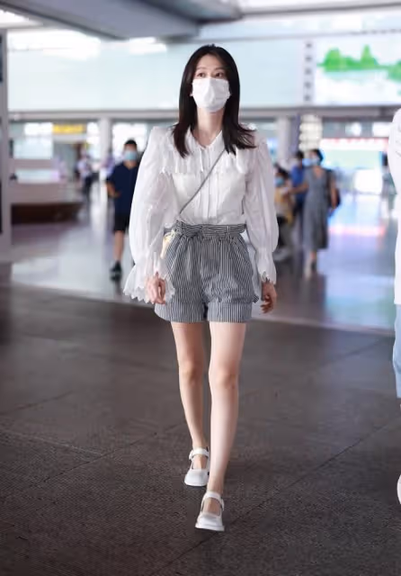 喬欣真沒有富家女的感覺,襯衫配條紋短褲,腰身好像一把就能掐住