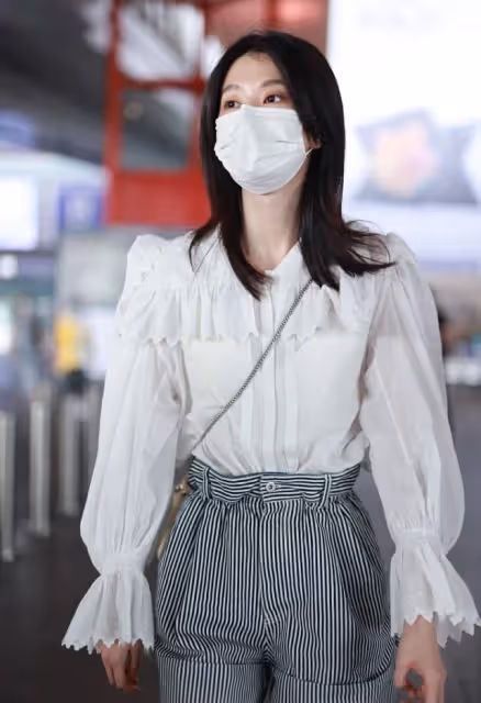 喬欣真沒有富家女的感覺,襯衫配條紋短褲,腰身好像一把就能掐住