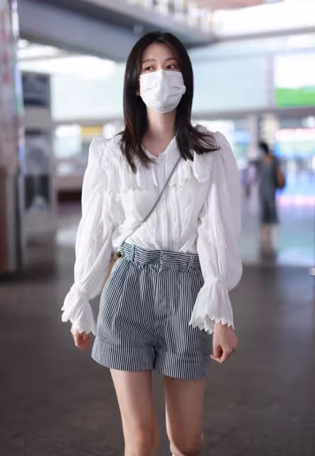 喬欣真沒有富家女的感覺,襯衫配條紋短褲,腰身好像一把就能掐住