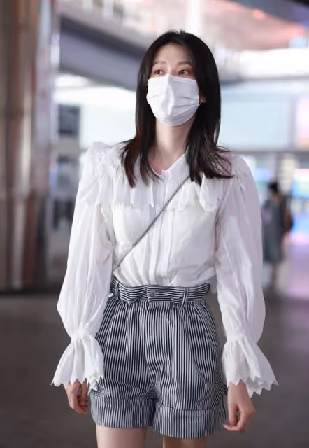喬欣真沒有富家女的感覺,襯衫配條紋短褲,腰身好像一把就能掐住