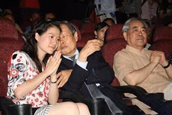 楊振寧翁帆慶「瓷婚」，小27歲岳母到場慶祝，家中簡樸掛范曾名畫