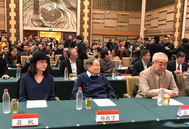 楊振寧翁帆慶「瓷婚」，小27歲岳母到場慶祝，家中簡樸掛范曾名畫